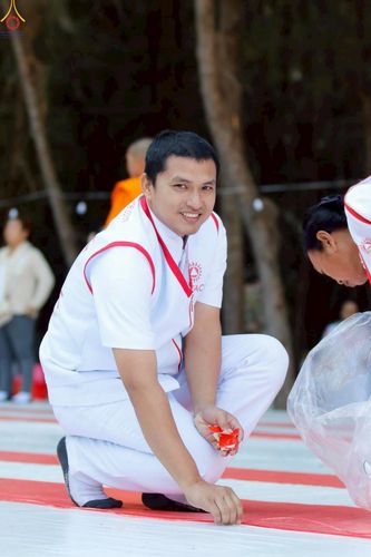 ภาพ No.300576:ภาพเบื้องหลังอาสาสมัครรวมใจ ชุดที่ 3 ในโครงการธรรมยาตรา กตัญญูบูชา มหาปูชนียาจารย์ พระมงคลเทพมุนี(สด จนฺทสโร) พระผู้ปราบมาร อนุสรณ์สถาน 7 แห่ง ปีที่ 14