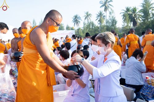 ภาพ No.70612:พิธีตักบาตรพระธรรมยาตราฯ ในโครงการธรรมยาตรากตัญญูบูชา มหาปูชนียาจารย์ พระมงคลเทพมุนี(สด จนฺทสโร) พระผู้ปราบมาร ปีที่ 11 ณ อนุสรณ์สถานลำดับที่ 2 สถานที่ตั้งมโนปณิธานบวชตลอดชีวิต อนุสรณ์สถานคลองบางนางแท่น อ.สามพราน จ.นครปฐม วันที่ 14 มกราคม พ.ศ. 2566