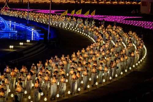 ภาพ No.81860:พิธีจุดวิสาขประทีปและเวียนประทักษิณ เนื่องในวันวิสาขบูชา วันเสาร์ที่ 3 มิถุนายน 2566 ณ ลานธรรมพระมหาธรรมกายเจดีย์ วัดพระธรรมกาย จ.ปทุมธานี