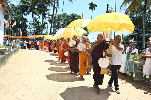 ภาพ No.278726:วันที่ 30 ตุลาคม 2568  กฐินสมทบวัดต่างประเทศ โดยคณะศิษยานุศิษย์  บูชาธรรม 81 ปี หลวงพ่อธัมมชโย  ณ วัดศรีโพธินันทะ ประเทศศรีลังกา