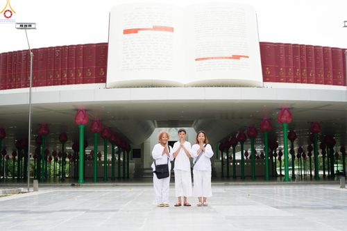 ภาพ No.345136:วันที่ 7 - 19 สิงหาคม พ.ศ.2569 ต้อนรับชาวต่างชาติเยี่ยมชมวัดพระธรรมกาย