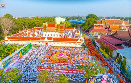 ภาพ No.297629:วันที่ 18 มกราคม พ.ศ. 2569 พิธีตักบาตรพระธรรมยาตรา ณ วัดโบสถ์บน ต.บางคูเวียง จ.นนทบุรี อนุสรณ์สถานลำดับที่ 4 สถานที่เกิดด้วยกายธรรม ในโครงการธรรมยาตรา กตัญญูบูชา มหาปูชนียาจารย์ พระมงคลเทพมุนี(สด จนฺทสโร) พระผู้ปราบมาร อนุสรณ์สถาน 7 แห่ง ปีที่ 14