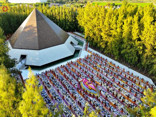ภาพ No.105740:พิธีต้อนรับพระธรรมยาตรา ในโครงการธรรมยาตรากตัญญูบูชา มหาปูชนียาจารย์ พระมงคลเทพมุนี(สด จนฺทสโร) พระผู้ปราบมาร อนุสรณ์สถาน 7 แห่ง ปีที่ 12 วันที่ 3 มกราคม พ.ศ. 2567 ณ อนุสรณ์สถานโลตัสแลนด์ จ.สุพรรณบุรี