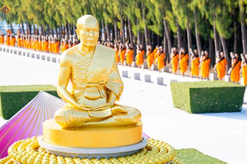 ภาพ No.281564:วันที่ 24 ธันวาคม พ.ศ.2568 พระธรรมยาตรา ปฏิบัติธรรม และถ่ายภาพหมู่ประวัติศาสตร์ ณ ลานหน้ามหาวิหารพระมงคลเทพมุนีฯ วัดพระธรรมกาย