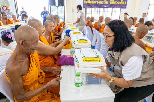 ภาพ No.137731:พิธีตักบาตร พิธีถวายสังฆทานแด่คณะสงฆ์ 323 วัด พิธีทำบุญอุทิศส่วนกุศลแด่ผู้วายชนม์ ในเหตุการณ์ความไม่สงบ 4 จังหวัดชายแดนภาคใต้ ปีที่ 20 ครั้งที่ 169 และพิธีมอบกองทุนหนุนแรงใจช่วยครูใต้ ปีที่ 17 ครั้งที่ 134 วันที่ 25 พฤษภาคม พ.ศ.2567 อ.ตากใบ จ.นราธิวาส