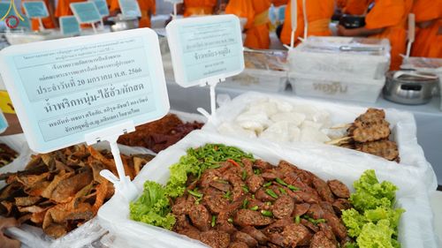 ภาพ No.72994:พิธีถวายภัตตาหารเป็นสังฆทาน แด่คณะพระธรรมยาตราฯ ในโครงการธรรมยาตรากตัญญูบูชา มหาปูชนียาจารย์ พระมงคลเทพมุนี(สด จนฺทสโร) พระผู้ปราบมาร อนุสรณ์สถาน 7 แห่ง ปีที่ 11 วันที่ 20 มกราคม พ.ศ. 2566