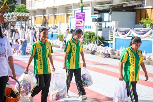 ภาพ No.311274:วันเสาร์ที่ 28 กุมภาพันธ์ พ.ศ. 2569 พิธีตักบาตรพระมหากุศล 11,250 รูป เฉลิมฉลอง 1,250 ปีศรีธรรมราชเจดีย์ สู่มรดกโลก ณ ถนนราชดำเนิน บริเวณหน้าวัดพระมหาธาตุวรมหาวิหาร อ.เมือง จ.นครศรีธรรมราช