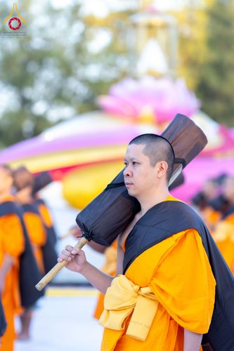 ภาพ No.290686:วันที่ 8 มกราคม พ.ศ. 2569 พระธรรมยาตราปฏิบัติธรรม และถ่ายภาพหมู่ประวัติศาสตร์ ในโครงการธรรมยาตรา กตัญญูบูชามหาปูชนียาจารย์ พระมงคลเทพมุนี(สด จนฺทสโร) พระผู้ปราบมาร อนุสรณ์สถาน 7 แห่ง ปีที่ 14 ณ อนุสรณ์สถานคลองบางนางแท่น อ.สามพราน จ.นครปฐม