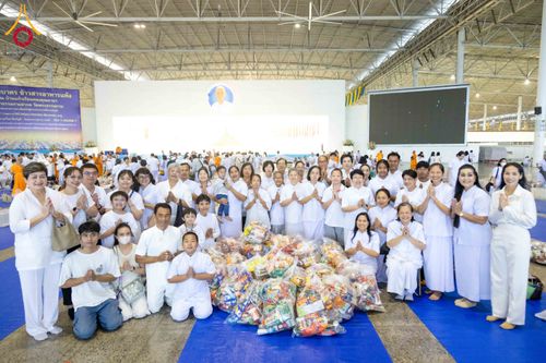 ภาพ No.308526:วันที่ 1 กุมภาพันธ์ พ.ศ. 2569 พิธีตักบาตรข้าวสารอาหารแห้ง ณ บ้านแก้วเรือนทองคุณยาย สภาธรรมกายสากล วัดพระธรรมกาย