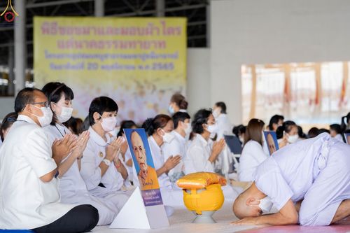 ภาพ No.63880:พิธีขอขมาและมอบผ้าไตรแด่นาคธรรมทายาท โครงการอุปสมบทบูชาธรรมมหาปูชนียาจารย์ วันอาทิตย์ที่ 20 พฤศจิกายน พ.ศ. 2565