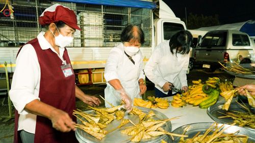 ภาพ No.70363:พิธีถวายภัตตาหารเป็นสังฆทาน แด่คณะพระธรรมยาตราฯ ในโครงการธรรมยาตราฯ ปีที่ 11 ณ อนุสรณ์สถานคลองบางนางแท่น อ.สามพราน จ.นครปฐม วันที่ 12 มกราคม พ.ศ. 2566