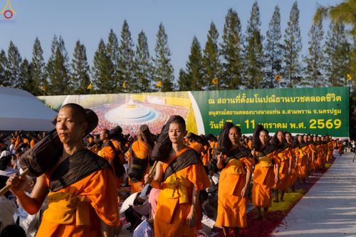 ภาพ No.290557:วันที่ 7 มกราคม พ.ศ. 2569 พิธีต้อนรับพระธรรมยาตรา ณ อนุสรณ์สถานลำดับที่ 2  สถานที่ตั้งมโนปณิธานบวชตลอดชีวิต อนุสรณ์สถานคลองบางนางแท่น (ภาพชุดที่ 2) อ.สามพราน จ.นครปฐม ในโครงการธรรมยาตรา กตัญญูบูชา มหาปูชนียาจารย์ พระมงคลเทพมุนี(สด จนฺทสโร) พระผู้ปราบมาร 
