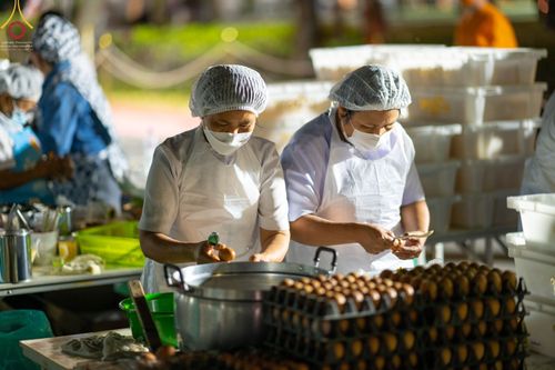 ภาพ No.69817:พิธีถวายภัตตาหารเป็นสังฆทาน แด่คณะพระธรรมยาตราฯ ในโครงการธรรมยาตราฯ ปีที่ 11 ณ อนุสรณ์สถานมหาวิหารพระมงคลเทพมุนี อ.สองพี่น้อง จ.สุพรรณบุรี วันที่ 7 มกราคม พ.ศ. 2566