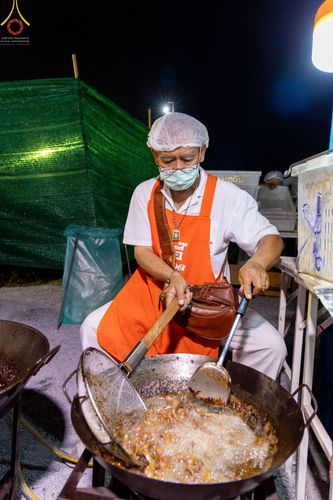 ภาพ No.74492:พิธีถวายภัตตาหารเป็นสังฆทาน แด่คณะพระธรรมยาตราฯ ในโครงการธรรมยาตรากตัญญูบูชา มหาปูชนียาจารย์ พระมงคลเทพมุนี(สด จนฺทสโร) พระผู้ปราบมาร อนุสรณ์สถาน 7 แห่ง ปีที่ 11 วันที่ 27 มกราคม พ.ศ. 2566