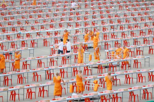 ภาพ No.322551:วันที่ 17 เมษายน พ.ศ.2569 การเรียงกล่องไทยธรรม เรียงน้ำดื่ม เรียงร่ม ณ ลานธรรมพระมหาธรรมกายเจดีย์ เพื่องานถวายมหาสังฆทาน 40,000 กว่าวัดทั่วประเทศ วันคุ้มครองโลก 22 เมษายน พ.ศ.2569 วัดพระธรรมกาย