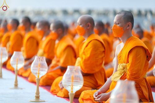 ภาพ No.70155:พิธีจุดประทีปถวายเป็นพุทธบูชา และบูชาธรรมมหาปูชนียาจารย์ ในโครงการธรรมยาตรากตัญญูบูชา มหาปูชนียาจารย์ พระมงคลเทพมุนี(สด จนฺทสโร) พระผู้ปราบมาร ปีที่ 11 ณ อนุสรณ์สถานลำดับที่ 2 สถานที่ตั้งมโนปณิธานบวชตลอดชีวิต อนุสรณ์สถานคลองบางนางแท่น อ.สามพราน จ.นครปฐม 