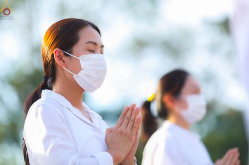 ภาพ No.73225:พิธีจุดประทีปถวายเป็นพุทธบูชา และบูชาธรรมมหาปูชนียาจารย์ ในโครงการธรรมยาตรากตัญญูบูชา มหาปูชนียาจารย์ พระมงคลเทพมุนี(สด จนฺทสโร) พระผู้ปราบมาร ปีที่ 11 ณ อนุสรณ์สถานลำดับที่ 4 สถานที่เกิดด้วยกายธรรม วัดโบสถ์ (บน) บางคูเวียง อ.บางกรวย จ.นนทบุรี วันที่ 21 