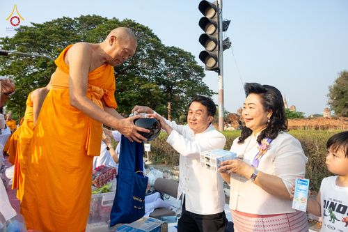 ภาพ No.318086:วันเสาร์ที่ 4 เมษายน พ.ศ. 2569 งานทำบุญเมืองใจกลางอยุธยา  ตักบาตรพระ 1,109 รูป ณ ถนนชีกุน หน้าวัดมหาธาตุ และวัดราชบูรณะ