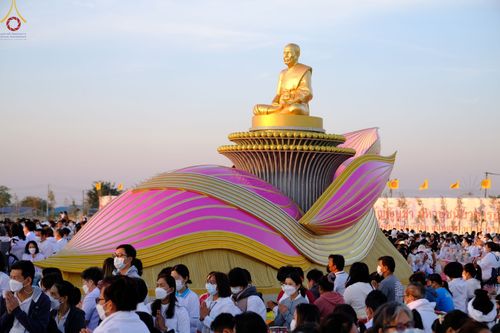 ภาพ No.74711:พิธีตักบาตรพระธรรมยาตราฯ ในโครงการธรรมยาตรากตัญญูบูชา มหาปูชนียาจารย์ พระมงคลเทพมุนี(สด จนฺทสโร) พระผู้ปราบมาร ปีที่ 11 ณ อนุสรณ์สถานลำดับที่ 5 สถานที่เผยแผ่วิชชาธรรมกายครั้งแรก อนุสรณ์สถานบางปลา วัดบางปลา อ.บางเลน จ.นครปฐม วันที่ 29 มกราคม พ.ศ. 2566