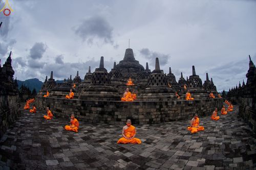 ภาพ No.68588:พระภิกษุสามเณรธรรมทายาท ปฎิบัติธรรม ณ มหาเจดีย์บรมพุทโธ ประเทศอินโดนีเซีย วันที่ 26 ธันวาคม พ.ศ. 2565