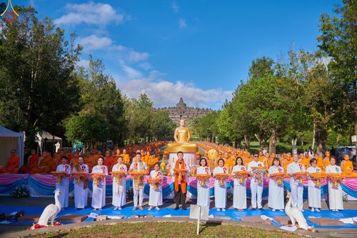 ภาพ No.68354:พิธีตักบาตร ณ พระมหาเจดีย์บรมพุทโธ ประเทศอินโดนีเซีย วันที่ 18 ธันวาคม พ.ศ. 2565