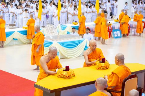 ภาพ No.311709:วันอาทิตย์ต้นเดือนที่ 1 มีนาคม พ.ศ.2569 สัมมนาพิเศษ พิธีมอบรูปหล่อโลหะหลวงปู่วัดปากน้ำ พระมงคลเทพมุนี พิธีมุทิตาสักการะในโอกาสพระครูปลัดรัตนวีรวัฒน์(รังสฤษดิ์ อิทธิจินฺตโก) เจ้าอาวาสวัดพระธรรมกาย  ดำรงตำแหน่งเป็น “ที่ปรึกษาเจ้าคณะจังหวัดปทุมธานี”  ณ ห้อง