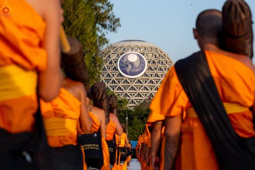 ภาพ No.281664:วันที่ 24 ธันวาคม พ.ศ.2568 พระธรรมยาตรา ปฏิบัติธรรม และถ่ายภาพหมู่ประวัติศาสตร์ ณ ลานหน้ามหาวิหารพระมงคลเทพมุนีฯ วัดพระธรรมกาย