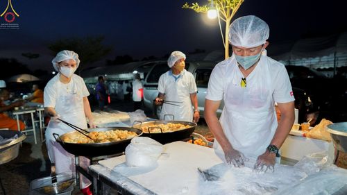 ภาพ No.73038:พิธีถวายภัตตาหารเป็นสังฆทาน แด่คณะพระธรรมยาตราฯ ในโครงการธรรมยาตรากตัญญูบูชา มหาปูชนียาจารย์ พระมงคลเทพมุนี(สด จนฺทสโร) พระผู้ปราบมาร อนุสรณ์สถาน 7 แห่ง ปีที่ 11 วันที่ 21 มกราคม พ.ศ. 2566