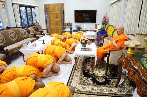 ภาพ No.286244:วันที่ 12 กรกฎาคม พศ.2568 (แรม 2 ค่ำ เดือน 8) พระภิกษุวัดพระธรรมกาย ทำวัตรพระผู้ใหญ่ เนื่องในวันเข้าพรรษา