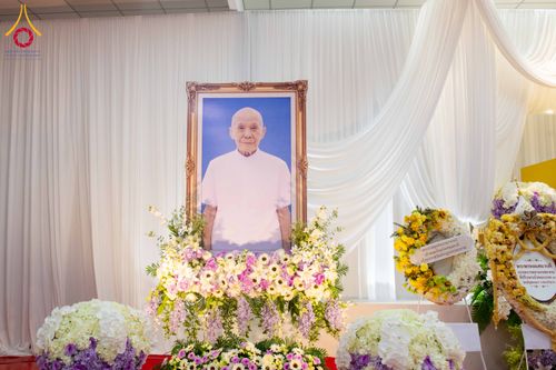 ภาพ No.315826:วันพฤหัสบดีที่ 26 มีนาคม พ.ศ. 2569 พิธีบำเพ็ญกุศล คุณพ่อณรงค์ จินตมากุล  สิริอายุ 99 ปี 11 เดือน โยมบิดา พระครูปลัดรัตนวีรวัฒน์ (รังสฤษดิ์ อิทฺธิจินตโก) ที่ปรึกษาเจ้าคณะจังหวัดปทุมธานี เจ้าอาวาสวัดพระธรรมกาย  ณ ห้องปลูกศรัทธา 2 วัดพระธรรมกาย ปทุมธานี