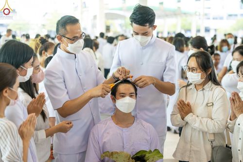 ภาพ No.63580:พิธีปลงผมนาคธรรมทายาท โครงการอุปสมบทบูชาธรรม มหาปูชนียาจารย์ประจำปี 2565 วันที่ 19 พฤศจิกายน พ.ศ. 2565 ณ สภาธรรมกายสากล วัดพระธรรมกาย
