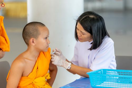 ภาพ No.331884:วันที่ 5 พฤษภาคม พ.ศ.2569 ศูนย์การแพทย์บุญรักษา ร่วมกับคลินิกใจใส จัดถวายวัคซีนป้องกันไข้หวัดใหญ่  แด่คณะพระภิกษุสามเณรกว่า 500 รูป