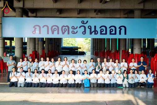 ภาพ No.325299:วันที่ 24-25 เมษายน พ.ศ.2569  เจ้าหน้าที่และอาสาสมัครรับบุญเก็บโต๊ะ เก้าอี้ ผ้าระบาย งานถวายมหาสังฆทาน 40,000 กว่าวัดทั่วประเทศ  ณ วิหารคด, สภาธรรมกายสากล วัดพระธรรมกาย