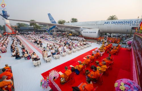 ภาพ No.321024:วันอาทิตย์ที่ ๑๒ เมษายน พ.ศ ๒๕๖๙ พิธีตักบาตรปี๋ใหม่เมืองพระภิกษุสงฆ์ ๓๓๙ รูป  อุทิศถวายพระราชกุศลสมเด็จพระนางสิริกิติ์  พระบรมราชินีนาถ พระบรมราชชนนีพันปีหลวง และฉลองเมืองแม่แตงครบรอบ ๑๑๙ ปี ณ ลานโรงแรมแอร์ไดมอนด์ อำเภอแม่แตง จังหวัดเชียงใหม่