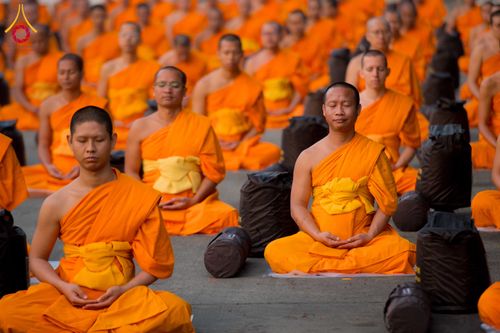 ภาพ No.297423:วันที่ 15 มกราคม พ.ศ.2569 พระธรรมยาตราปฏิบัติธรรมและถ่ายภาพหมู่ประวัติศาสตร์ อนุสรณ์สถานลำดับที่ 4 สถานที่เกิดด้วยกายธรรม  ณ วัดโบสถ์บน ต.บางคูเวียง จ.นนทบุรี ในโครงการธรรมยาตรา กตัญญูบูชา มหาปูชนียาจารย์ พระมงคลเทพมุนี(สด จนฺทสโร) พระผู้ปราบมาร อนุสรณ์ส