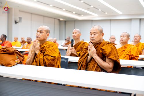 ภาพ No.323328:หลวงพ่อทัตตชีโว รองเจ้าอาวาสวัดพระธรรมกาย ถวายการต้อนรับปฏิสันถารคณะสงฆ์จากประเทศศรีลังกา