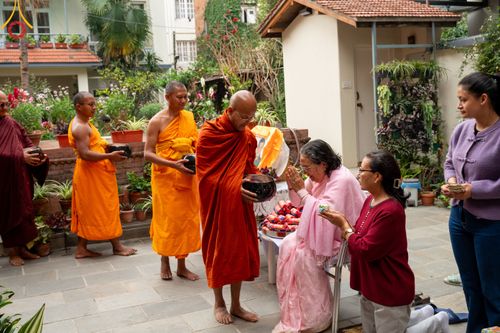 ภาพ No.317235:วันอังคารที่ 31 มีนาคม พ.ศ.2569 จาริกบิณฑบาตแห่งศรัทธา จากวัดอเชศวรสู่สี่แยกปาตันและวัดศรี ประเทศเนปาล