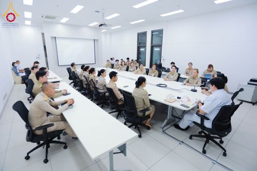 ภาพ No.311469:วันจันทร์ที่ 23 กุมภาพันธ์ พ.ศ. 2569 เปิดโลกทัศน์ผู้บริหารสถานศึกษายุคใหม่ เรียนรู้ต้นแบบการพัฒนาคนผ่านพลัง “บวร–V-Star” ผู้เข้ารับการพัฒนาตามโครงการ สพฐ. ศึกษาดูงานวัดพระธรรมกาย เสริมภาวะผู้นำคุณธรรมสู่การบริหารโรงเรียนอย่างยั่งยืน ณ อาคาร 100 ปี คุณยาย