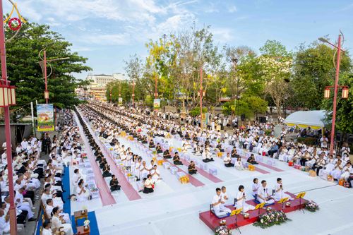 ภาพ No.313901:วันอาทิตย์ที่ 14 มีนาคม พ.ศ. 2569 ทำบุญเมืองหาดใหญ่ตักบาตรพระ 1,109 รูป เติมบุญใหญ่ หลังวิกฤตมหาอุทกภัย ณ ซุ้มประตูไชน่าทาวน์ ถนนศุภสารรังสรรค์ อ.หาดใหญ่ จ.สงขลา