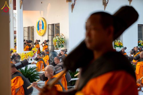 ภาพ No.297363:วันที่ 15 มกราคม พ.ศ.2569 พระธรรมยาตราปฏิบัติธรรมและถ่ายภาพหมู่ประวัติศาสตร์ อนุสรณ์สถานลำดับที่ 4 สถานที่เกิดด้วยกายธรรม  ณ วัดโบสถ์บน ต.บางคูเวียง จ.นนทบุรี ในโครงการธรรมยาตรา กตัญญูบูชา มหาปูชนียาจารย์ พระมงคลเทพมุนี(สด จนฺทสโร) พระผู้ปราบมาร อนุสรณ์ส