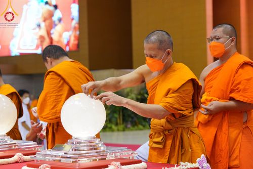 ภาพ No.86445:วันธรรมชัย ปีที่ 55 พิธีทอดผ้าป่ากฐินสมทบครั้งที่1, พิธีเจริญพุทธมนต์ ลูกนิมิตมหาสมบัติฯ พิธีจุดประทีป,พิธีฉลองชัยสวดมนต์บทธัมมจักกัปปวัตนสูตร วันอาทิตย์ที่ 27 สิงหาคม พ.ศ.2566 ณ สภาธรรมกายสากล / มหารัตนวิหารคด วัดพระธรรมกาย