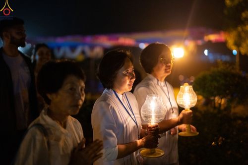 ภาพ No.78237:พิธีจุดประทีปและเวียนประทักษิณถวายเป็นพุทธบูชา ในโครงการบรรพชาสามเณรหมู่ ณ ลุมพินีวัน ประเทศเนปาล  วันที่ 16 มีนาคม พ.ศ. 2566