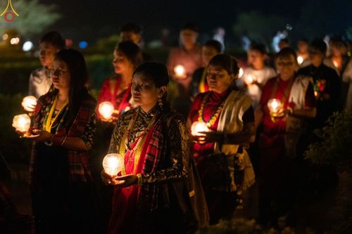 ภาพ No.78238:พิธีจุดประทีปและเวียนประทักษิณถวายเป็นพุทธบูชา ในโครงการบรรพชาสามเณรหมู่ ณ ลุมพินีวัน ประเทศเนปาล  วันที่ 16 มีนาคม พ.ศ. 2566