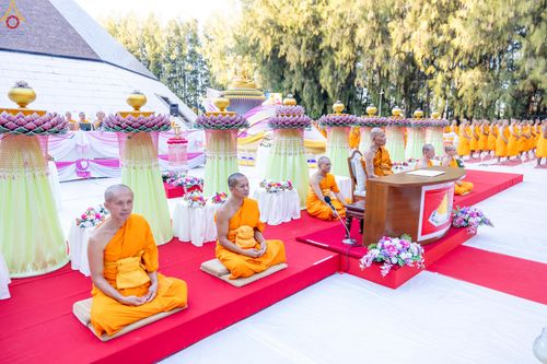 ภาพ No.290069:วันที่ 6 มกราคม พ.ศ. 2569 พิธีจุดประทีปถวายเป็นพุทธบูชา และบูชาธรรมมหาปูชนียาจารย์ (ภาพชุดที่ 2) ณ อนุสรณ์สถานมหาวิหารพระมงคลเทพมุนี (โลตัสแลนด์) อ.สองพี่น้อง จ.สุพรรณบุรี ในโครงการธรรมยาตรา กตัญญูบูชา มหาปูชนียาจารย์ พระมงคลเทพมุนี(สด จนฺทสโร) พระผู้ปรา