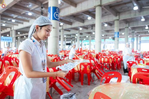 ภาพ No.325826:วันที่ 22 เมษายน พ.ศ.2569(วันคุ้มครองโลก) งานถวายมหาสังฆทาน 40,000 กว่าวัดทั่วประเทศ เจ้าหน้าที่ สาธุชน ร่วมใจจัดเตรียมภัตตาหารเพล (ชุด 2)