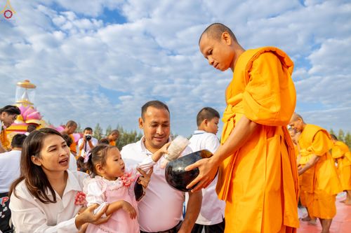 ภาพ No.302698:วันที่ 24 มกราคม พ.ศ. 2569 พิธีตักบาตรพระธรรมยาตรา(ภาพชุดที่ 2) ณ อนุสรณ์สถานลำดับที่ 5 สถานที่เผยแผ่วิชชาธรรมกายครั้งแรก อนุสรณ์สถานบางปลา วัดบางปลา อำเภอบางเลน จังหวัดนครปฐม ในโครงการธรรมยาตรา กตัญญูบูชา มหาปูชนียาจารย์ พระมงคลเทพมุนี(สด จนฺทสโร) พระผู