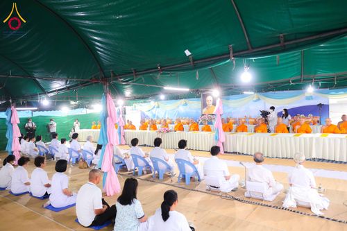 ภาพ No.298497:วันที่ 20 มกราคม พ.ศ. 2569 พิธีถวายภัตตาหารเป็นสังฆทาน แด่พระธรรมยาตรา ณ อนุสรณ์สถานบางปลา วัดบางปลา อำเภอบางเลน จังหวัดนครปฐม ในโครงการธรรมยาตรา กตัญญูบูชา มหาปูชนียาจารย์ พระมงคลเทพมุนี(สด จนฺทสโร) พระผู้ปราบมาร อนุสรณ์สถาน 7 แห่ง ปีที่ 14