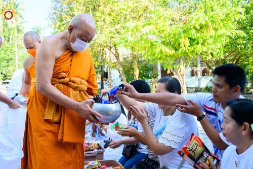 ภาพ No.78336:พิธีถวายสังฆทานแด่คณะสงฆ์ ๓๒๓ วัด พิธีมอบกองทุนหนุนแรงใจช่วยครูใต้และพิธีทำบุญอุทิศส่วนกุศลแด่ผู้วายชนม์ในเหตุการณ์ความไม่สงบ ๔ จังหวัดชายแดนภาคใต้  (ปัตตานี ยะลา นราธิวาส สงขลา) ปีที่ ๑๙ ครั้งที่ ๑๖๑ พิธีมอบกองทุนหนุนแรงใจช่วยครูใต้ (ปีที่ ๑๖ ครั้งที่ ๑