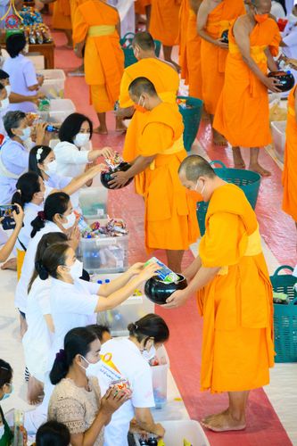 ภาพ No.80319:พิธีตักบาตรฉลองพระใหม่ ในโครงการบรรพชาอุปสมบทหมู่วันคุ้มครองโลก ณ สภาธรรมกายสากล วัดพระธรรมกาย วันอาทิตย์ที่ 16 เมษายน พ.ศ.2566