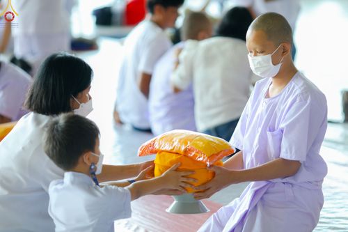 ภาพ No.79362:พิธีขอขมา มอบบาตรและผ้าไตร ในโครงการบรรพชาสามเณรฟื้นฟูพระพุทธศาสนาทั่วไทย โครงการอบรมยุวธรรมทายาท มัชฌิมธรรมทายาท และธรรมทายาทรุ่นอุดมศึกษา ณ สภาธรรมกายสากล วัดพระธรรมกาย วันเสาร์ที่ 1 เมษายน พ.ศ. 2566